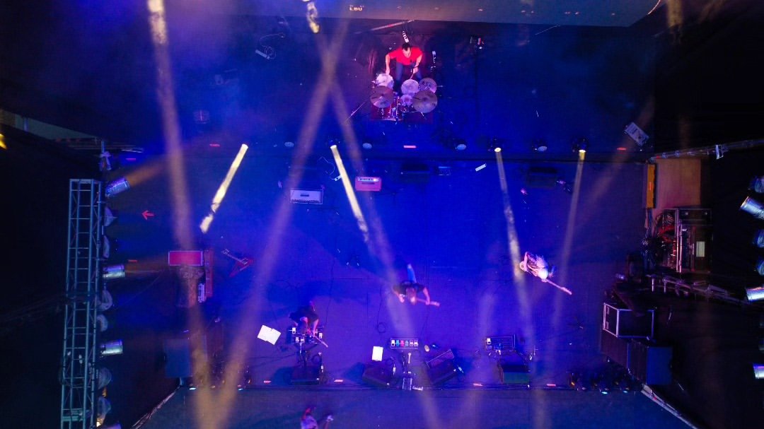 Banda tocando vista desde arriba del escenario