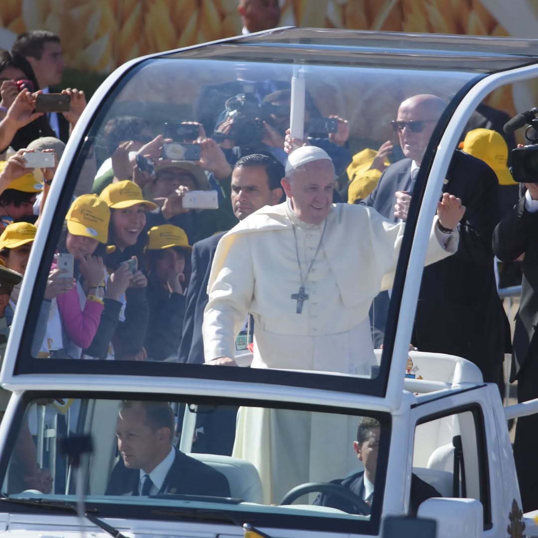El papamóvil entre la multitud