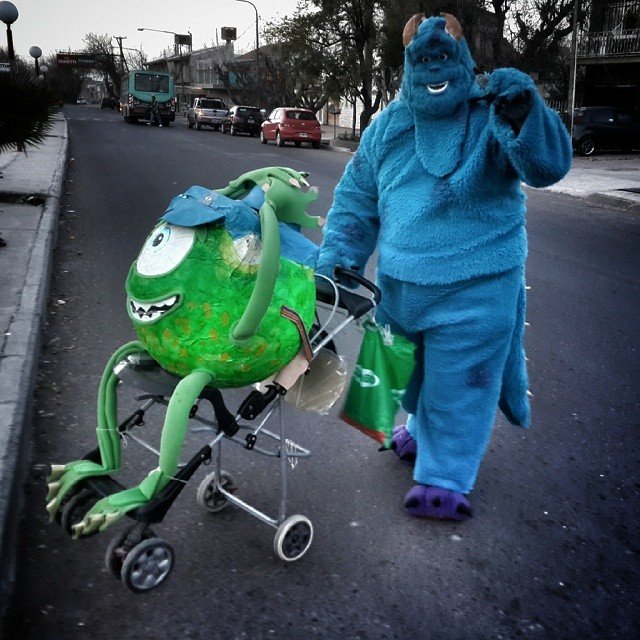 Disfraces de Sullivan y Mike Wazowski en las calles de Guaymallén