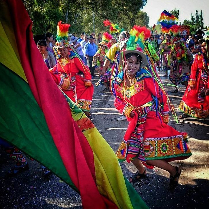Bailarinas de carnaval con trajes de colores