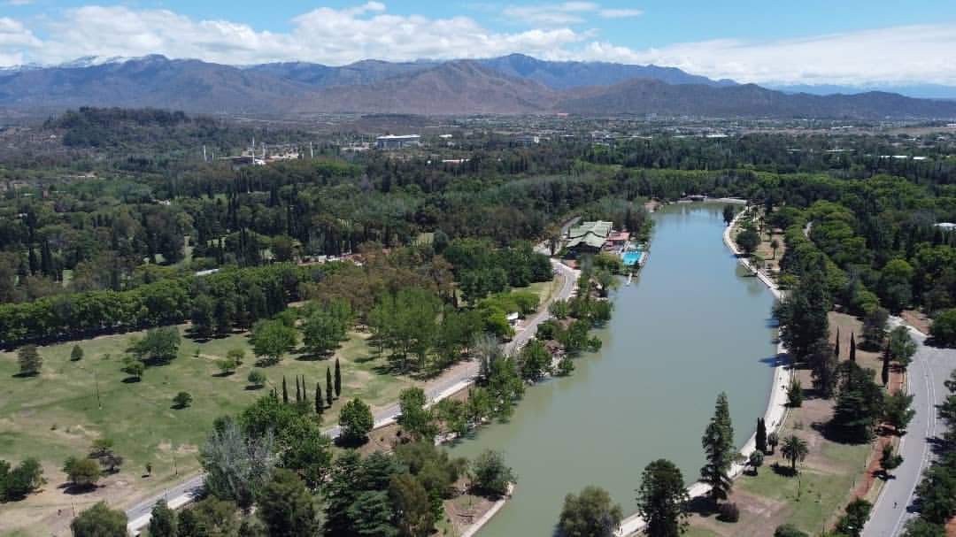 El lago del Parque con la cordillera de fondo