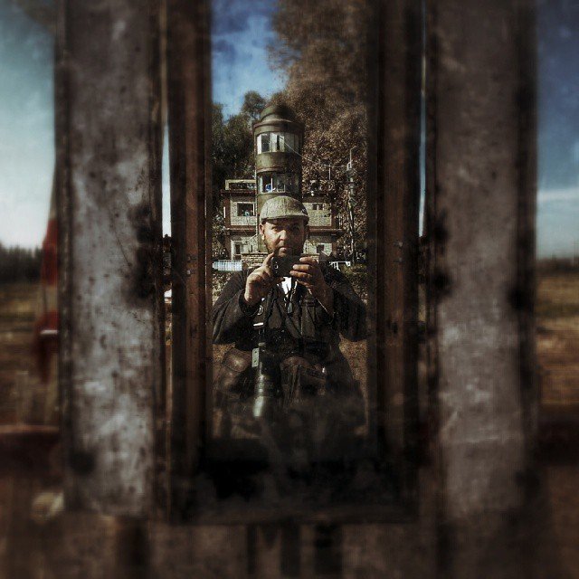 Autorretrato del fotógrafo en un espejo antiguo