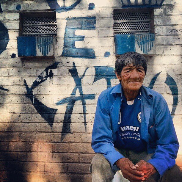 Julio, hincha de Godoy Cruz, frente a un mural del club